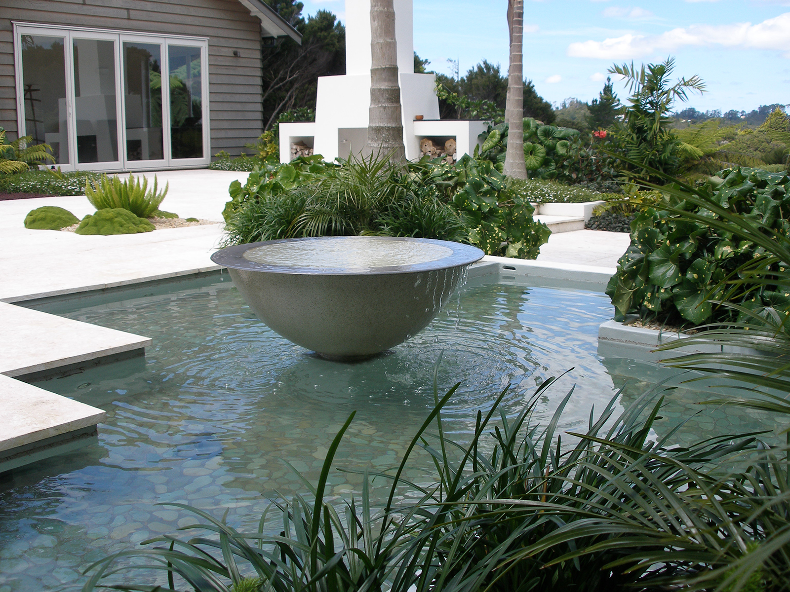 Water feature and garden design by Hawthorn Landscape Architects